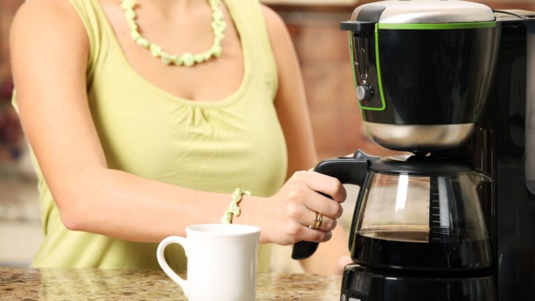 Como fazer café na cafeteira pela manhã