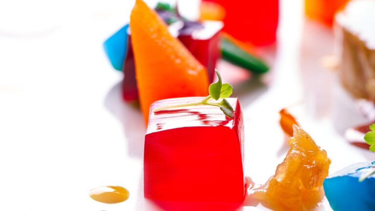Como fazer gelatina colorida para a sobremesa