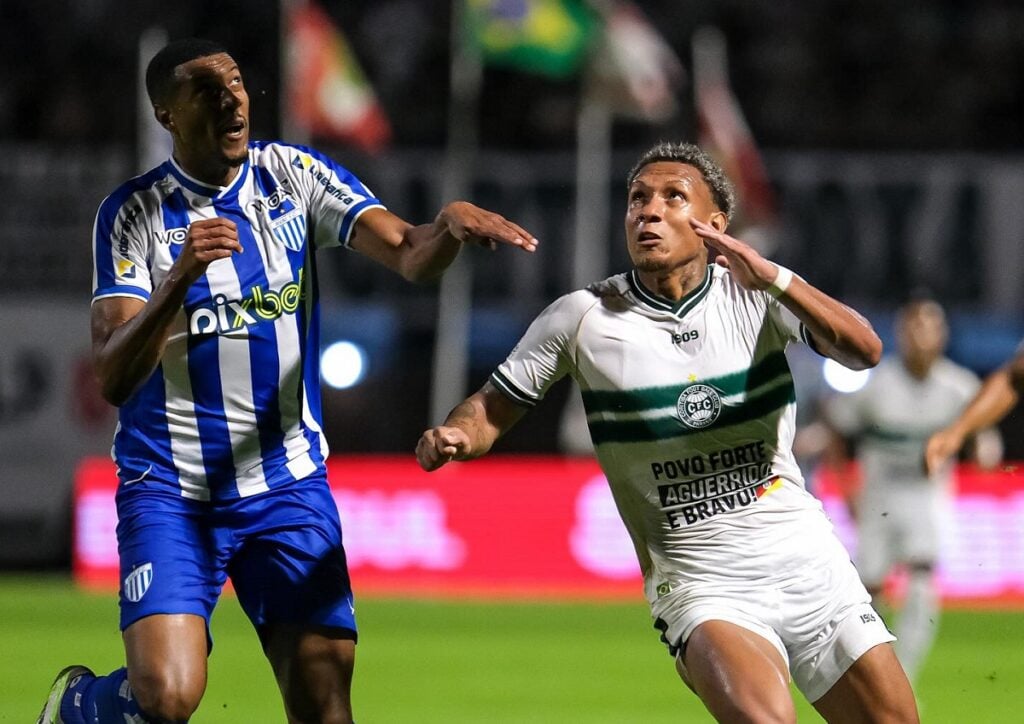 Onde assistir Goiás x Coritiba ao vivo - Campeonato Brasileiro Série B neste domingo (16/06/2024). Foto: JP Pacheco/CFC