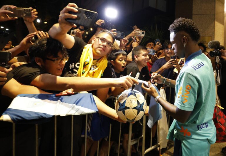 Seleção desembarca em San Jose para o confronto contra a Colômbia