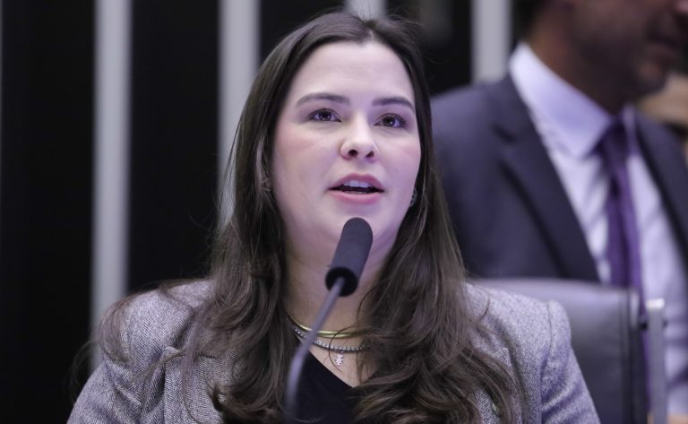 Comissão aprova aumento de pena para quem oferece bebida alcoólica a criança e adolescente